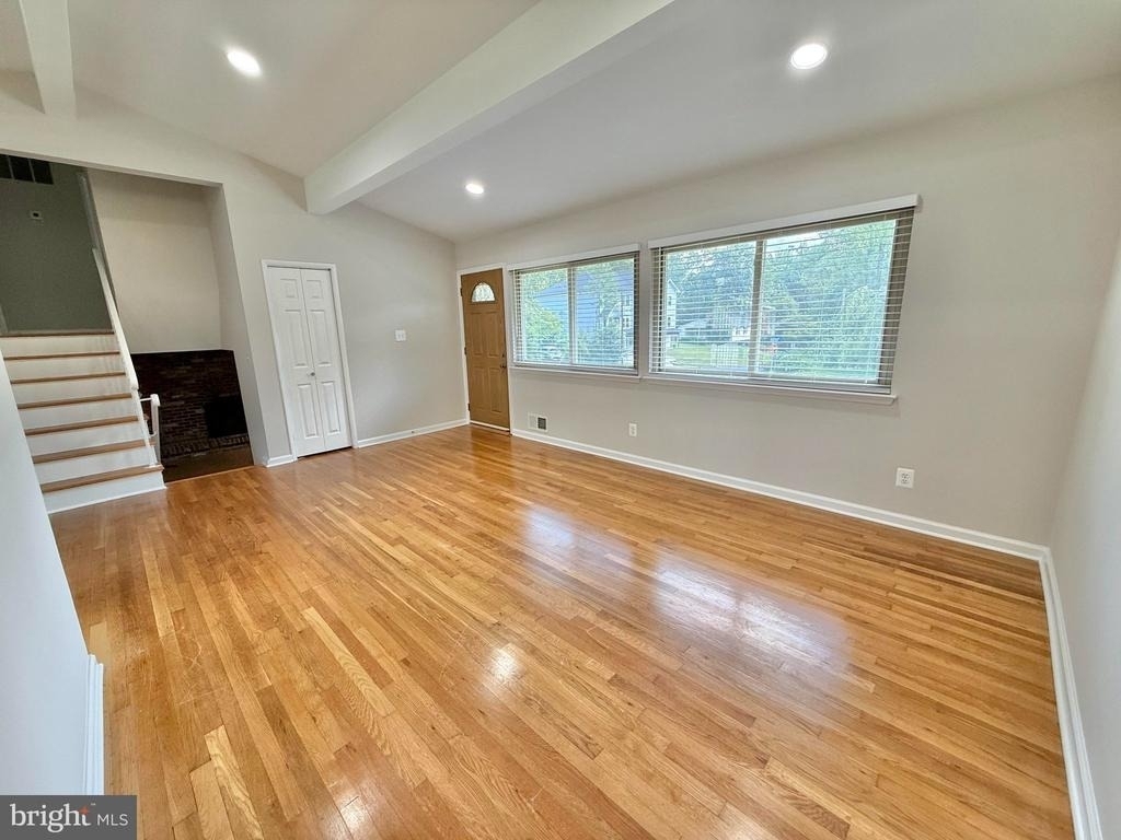 7700 Glenister Drive - Photo 3