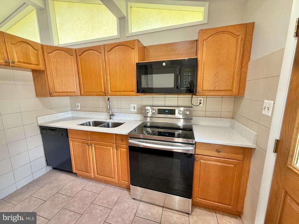 7700 Glenister Drive - Photo 5