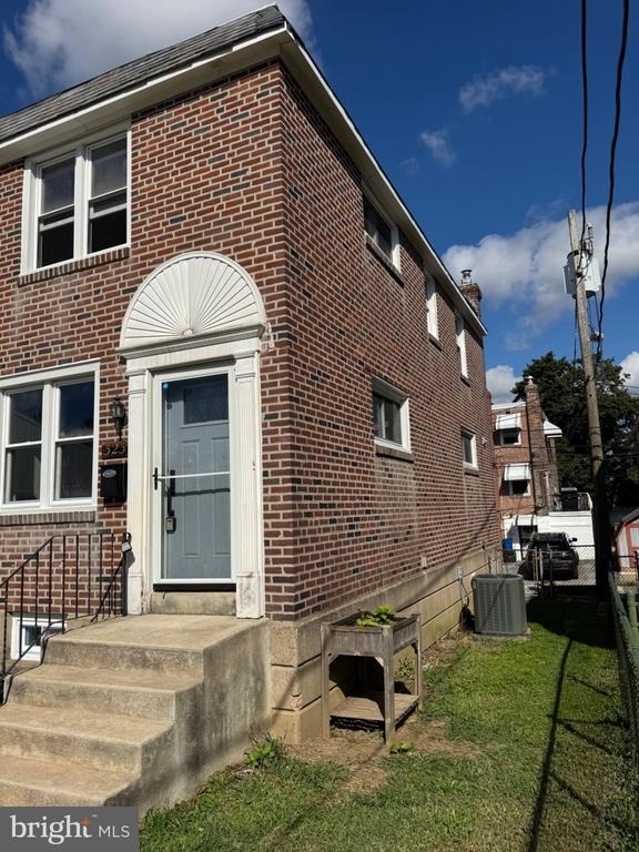323 Spruce Street - Photo 3