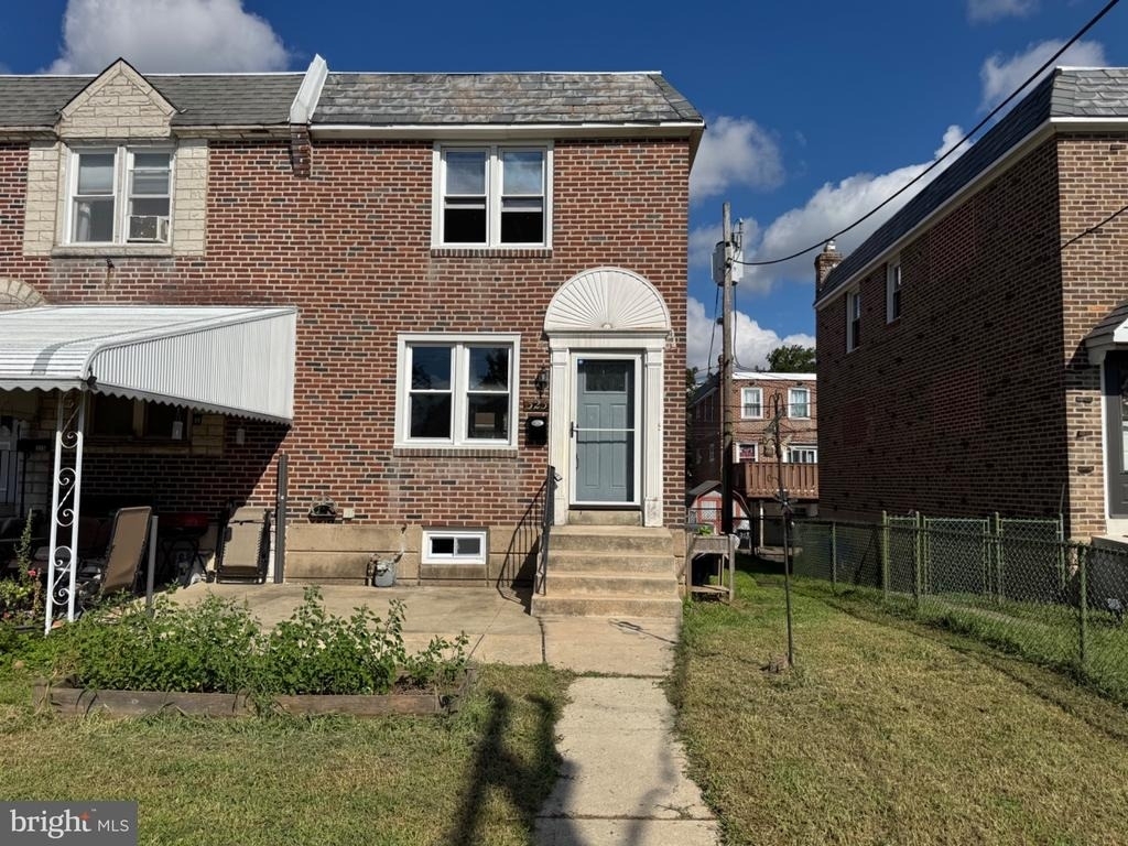 323 Spruce Street - Photo 2