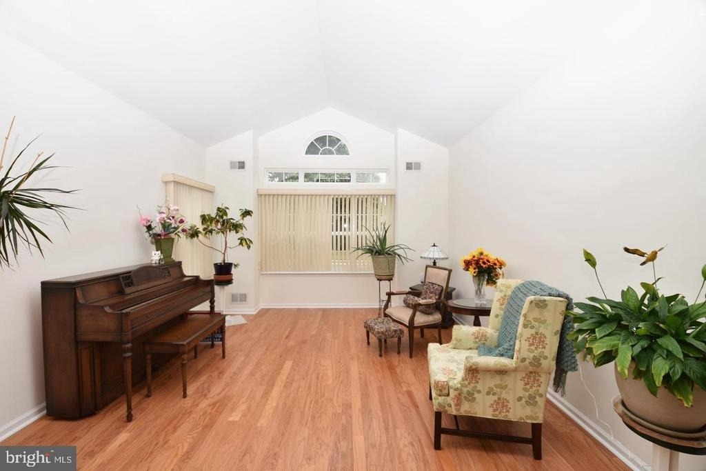 133 Belvedere Drive N - Photo 2