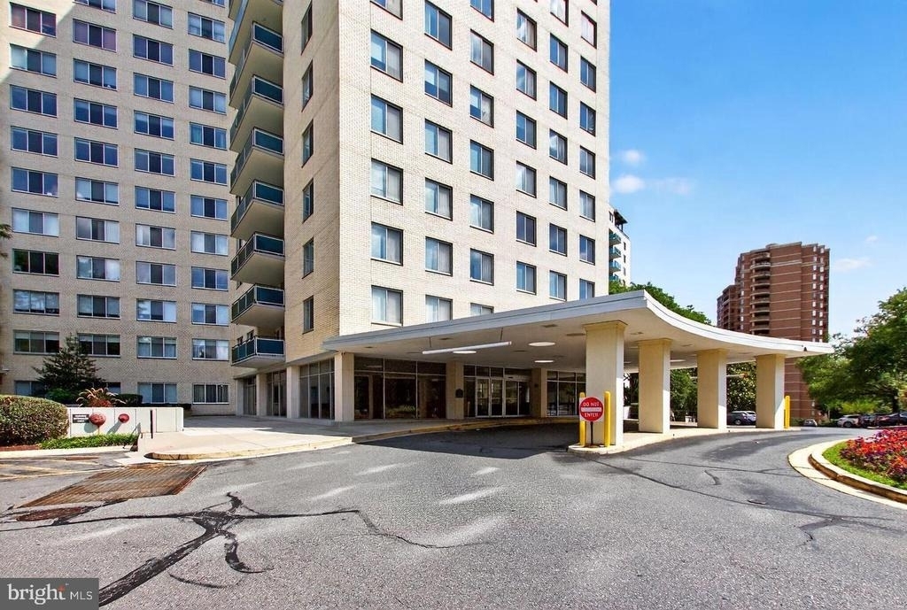 10401 Grosvenor Place - Photo 14