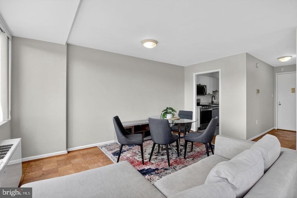 10401 Grosvenor Place - Photo 5