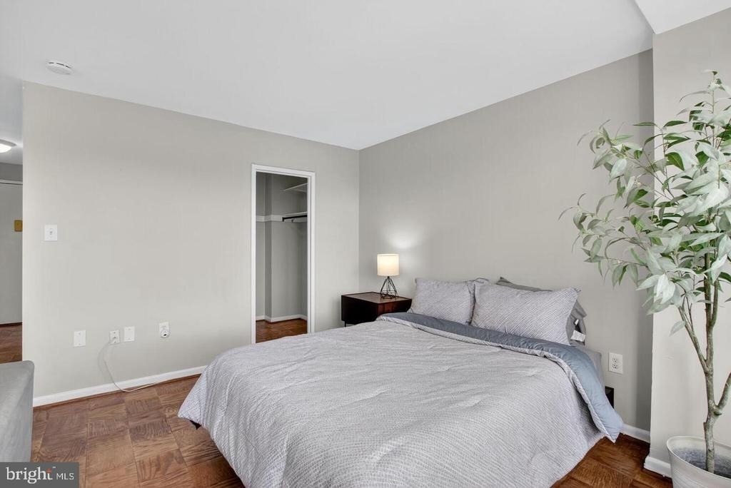 10401 Grosvenor Place - Photo 4