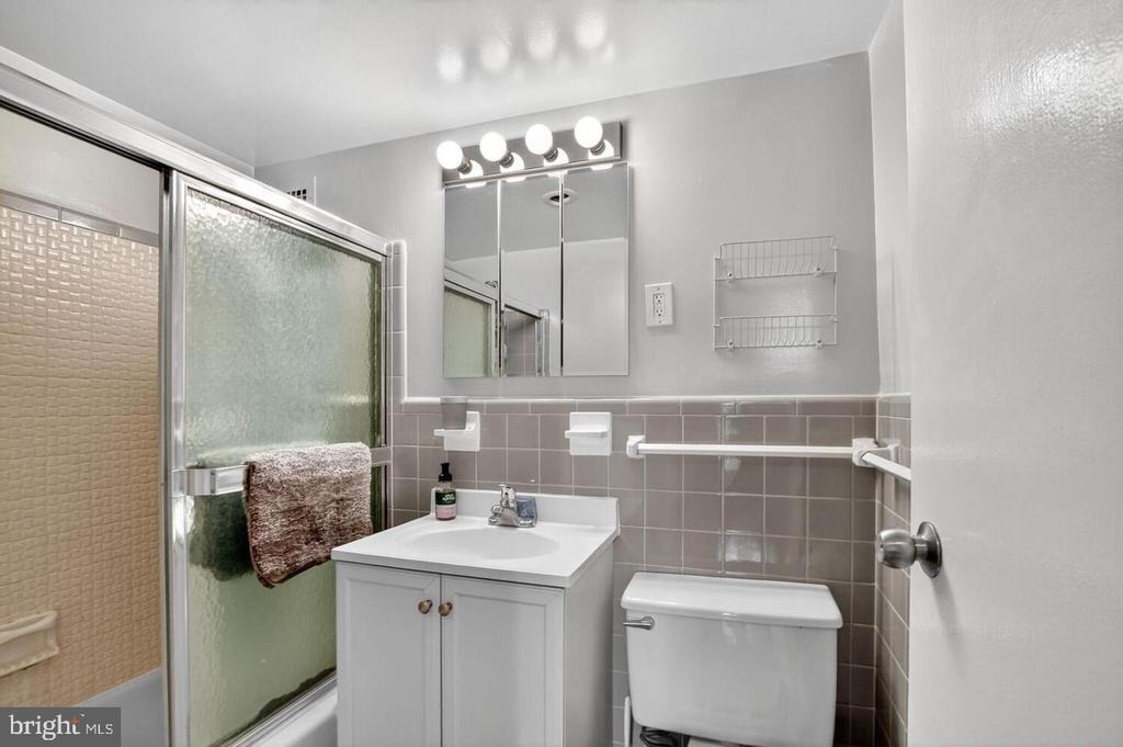 10401 Grosvenor Place - Photo 10