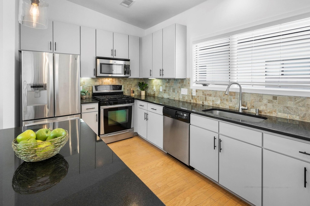 1702 S Lamar Blvd - Photo 4