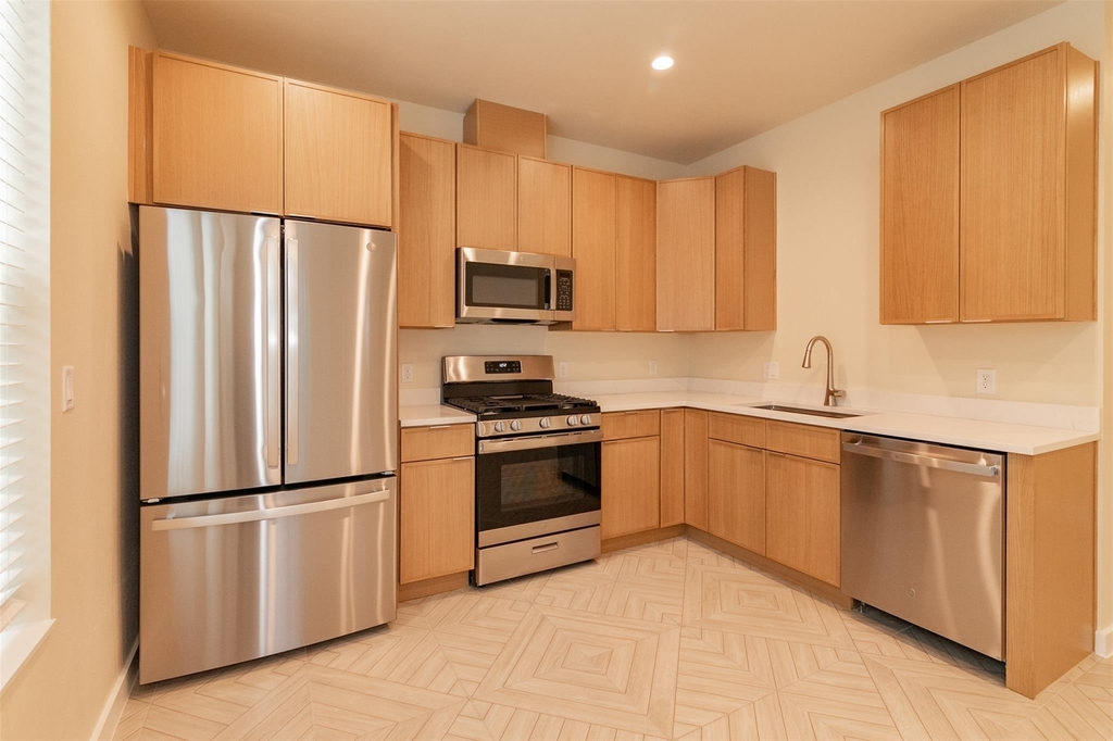 1012 W Milton St - Photo 3