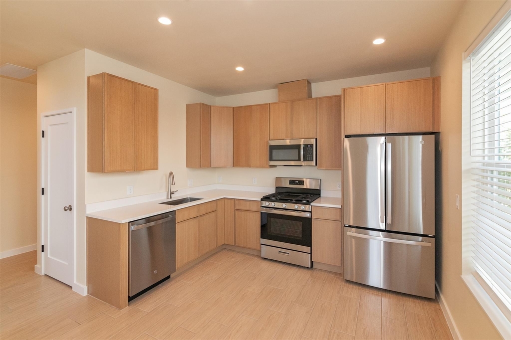 1012 W Milton St - Photo 3