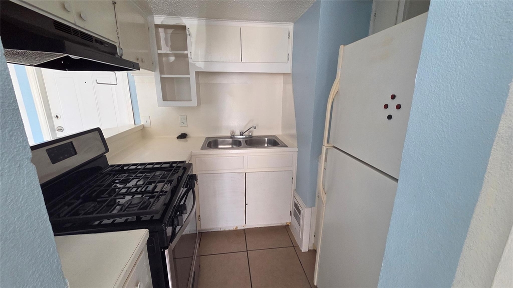 5200 Lancaster Ct - Photo 4