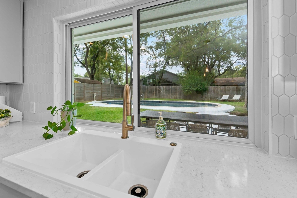 8806 Ridgehill Dr - Photo 10