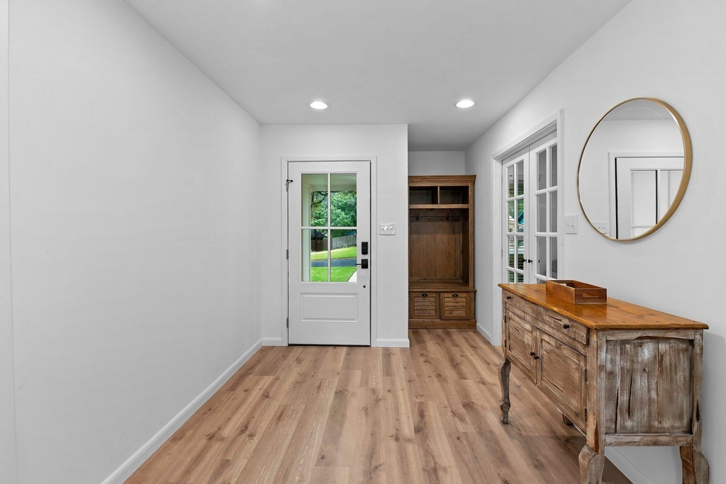 8806 Ridgehill Dr - Photo 2