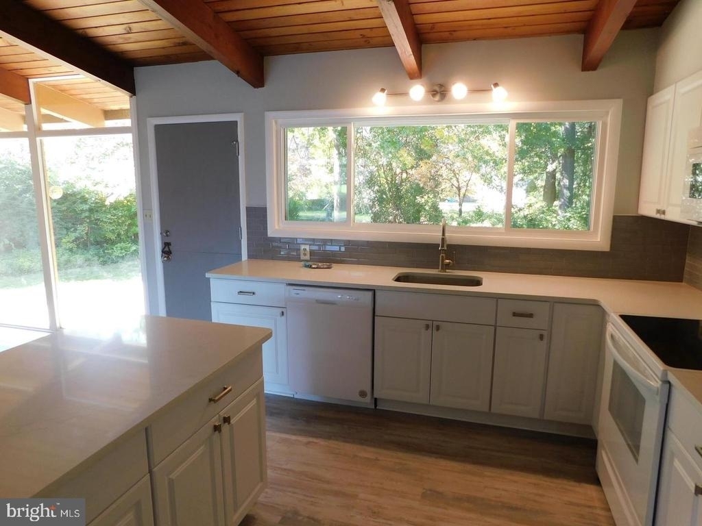 1242 S Governors Avenue - Photo 1