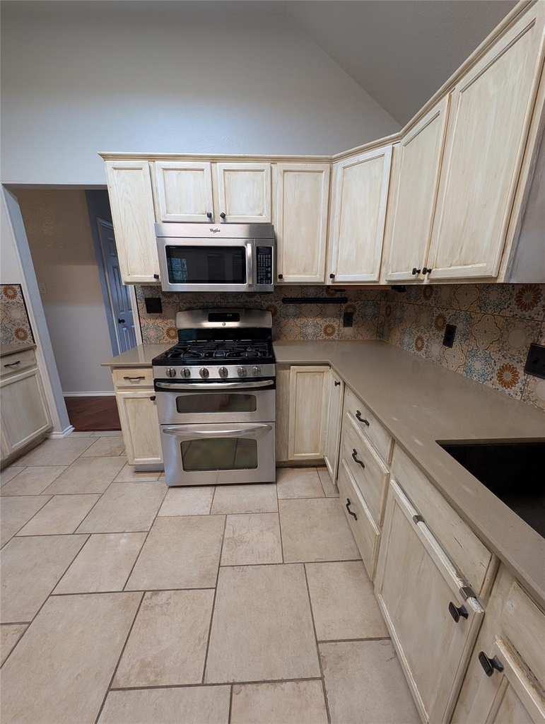 1325 Roadrunner Dr - Photo 6