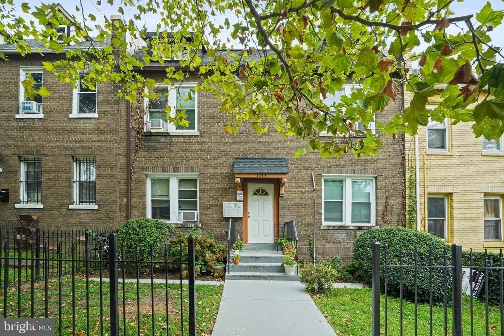 1111 Queen Street Ne - Photo 0