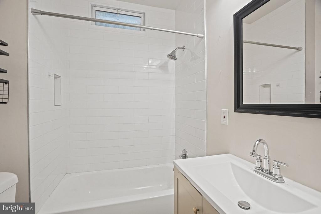 1111 Queen Street Ne - Photo 3