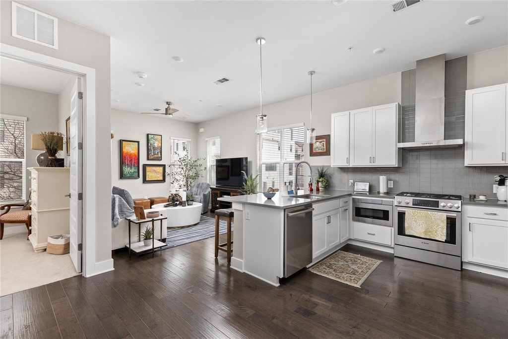 4325 Jackson Ave - Photo 1