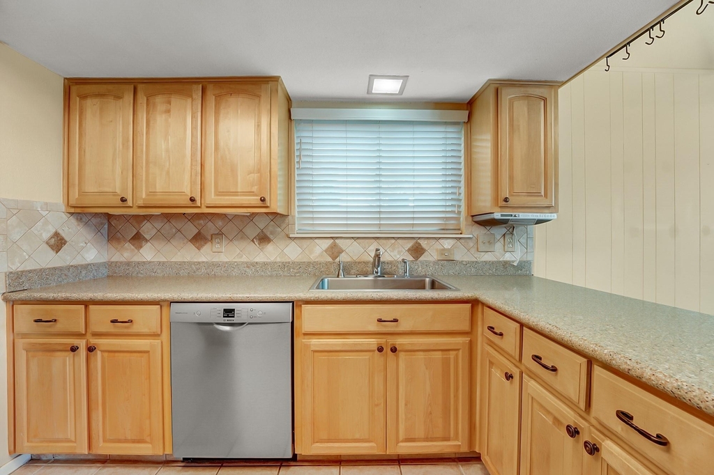 8001 Manassas Dr - Photo 6