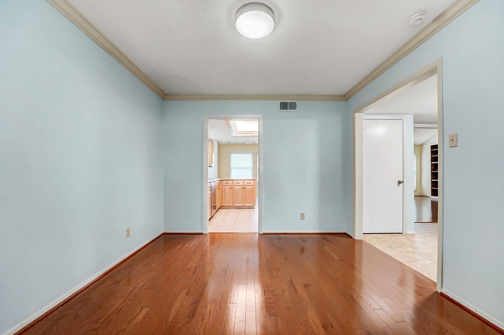 8001 Manassas Dr - Photo 13
