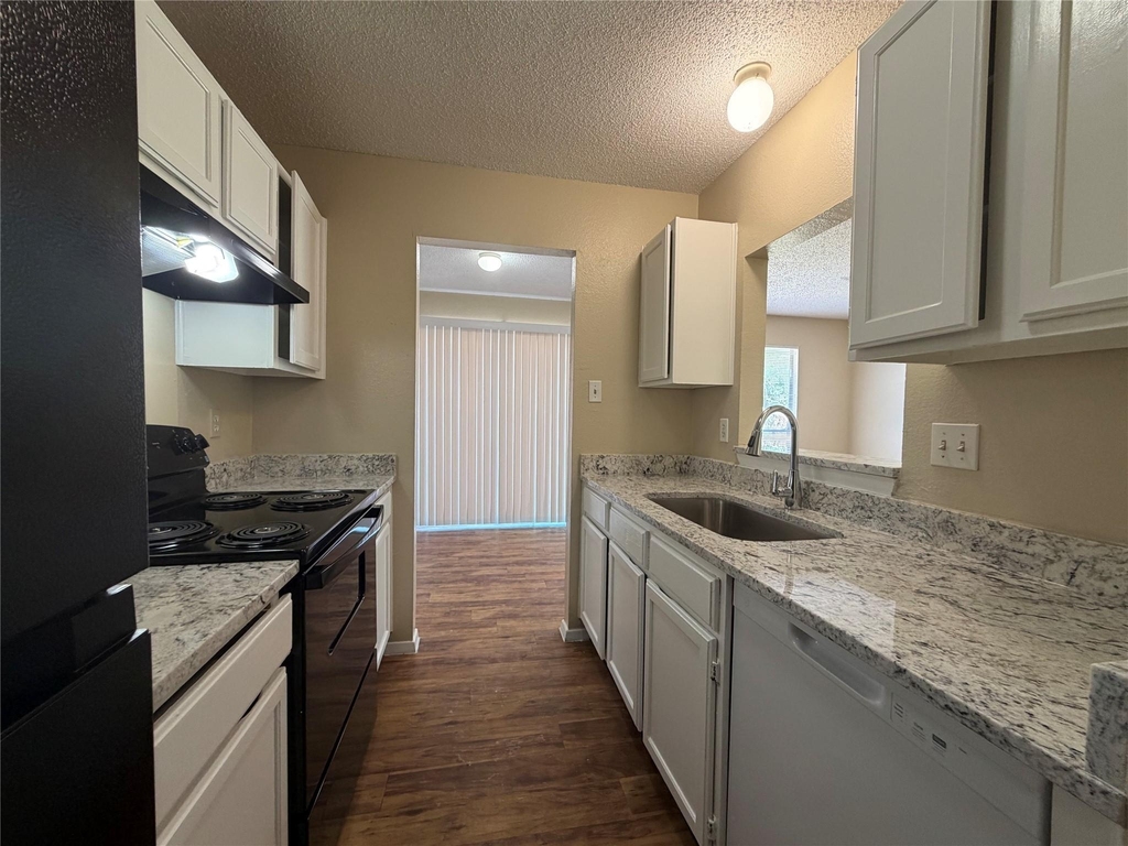 1004 Ridgemont St - Photo 5