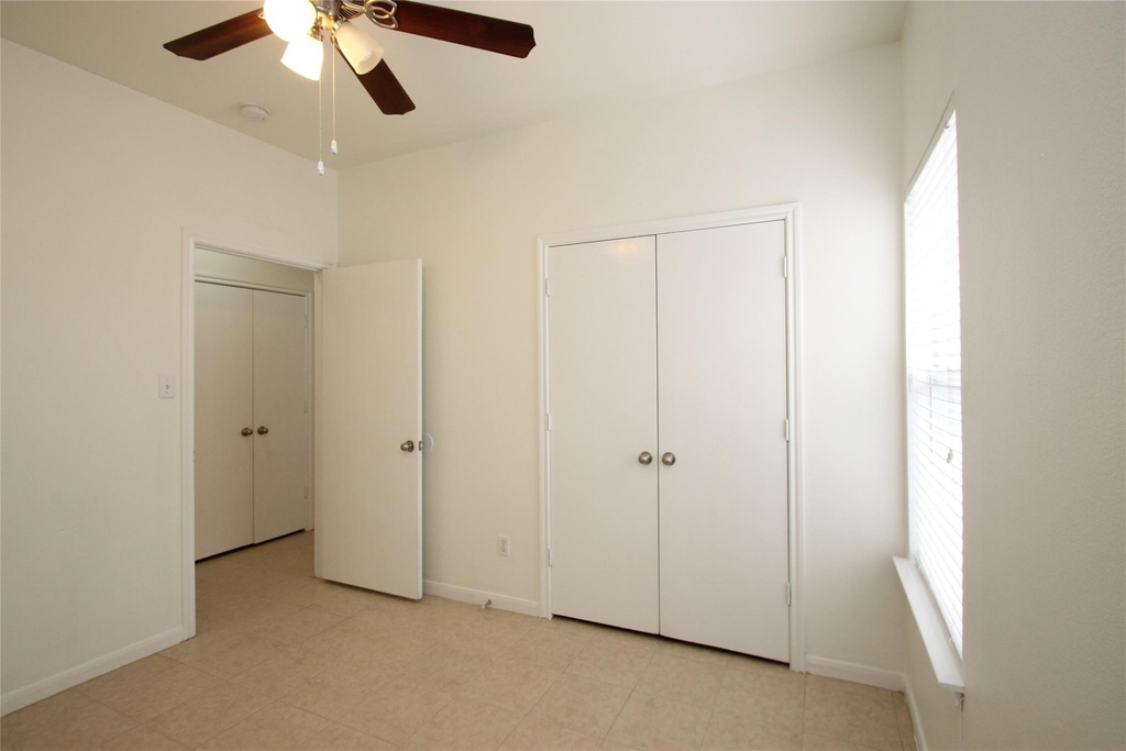 2817 Southampton Way - Photo 9