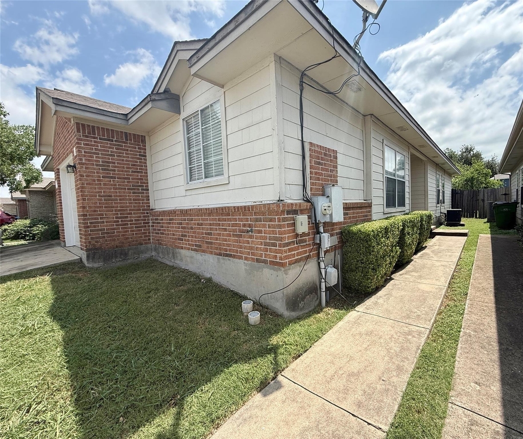 2817 Southampton Way - Photo 0