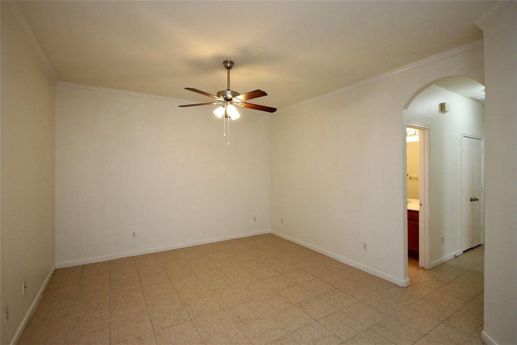 2817 Southampton Way - Photo 3