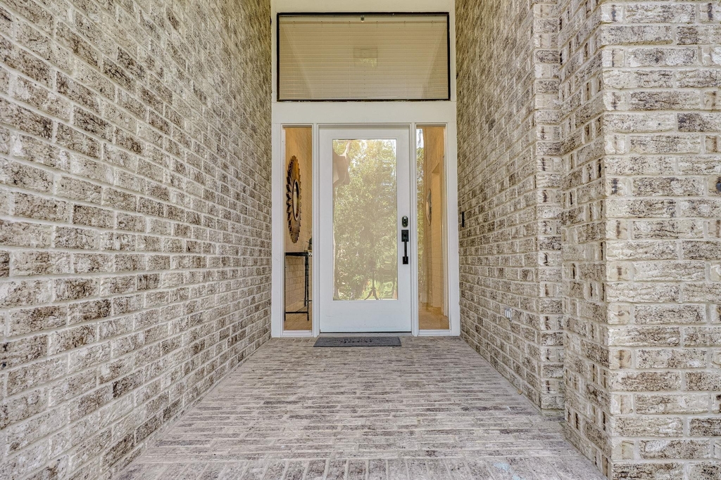 3914 Latimer Dr - Photo 2