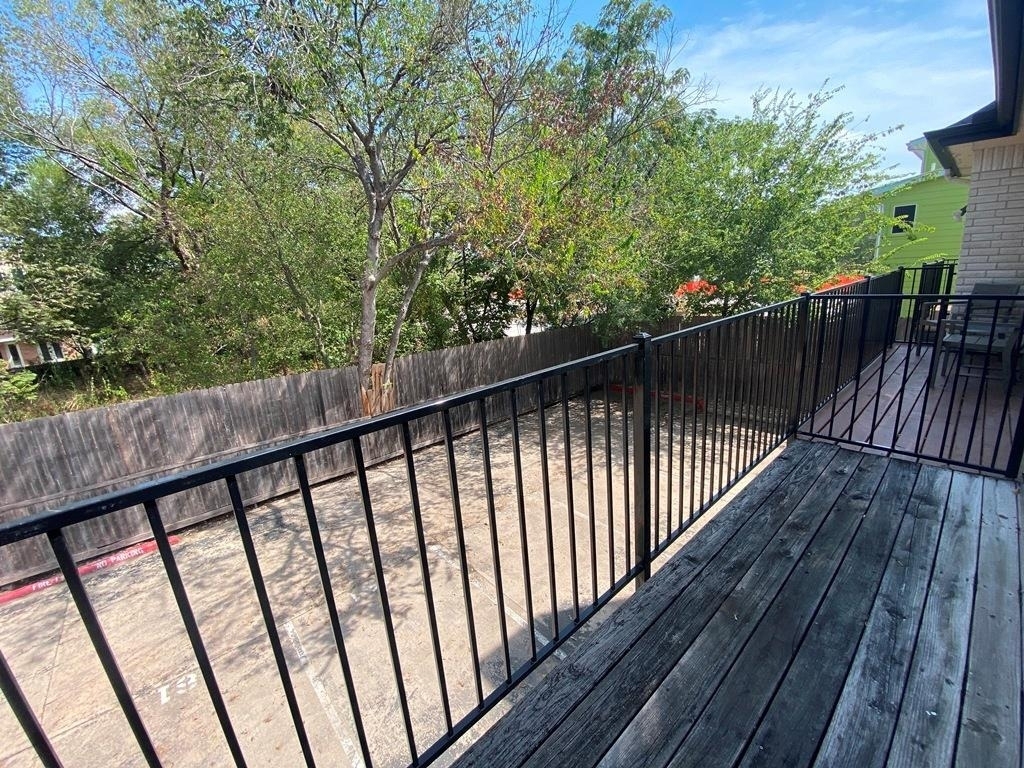 1307 Kinney Ave - Photo 3