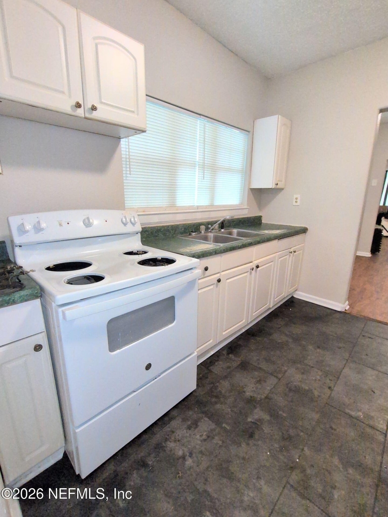 3323 Thomas Street - Photo 0