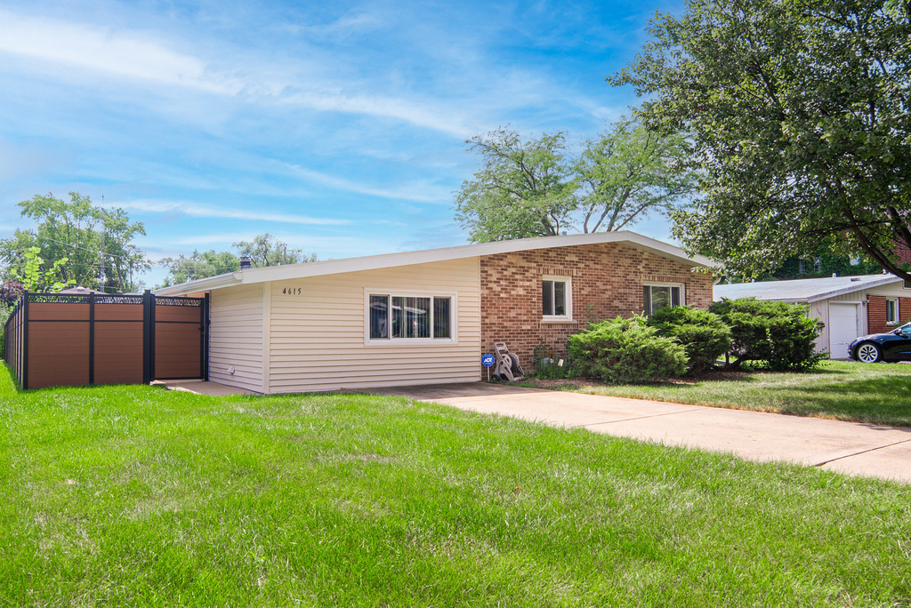 4615 Larch Avenue - Photo 1