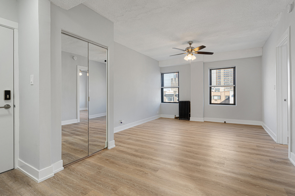 6026 N Winthrop Avenue - Photo 1