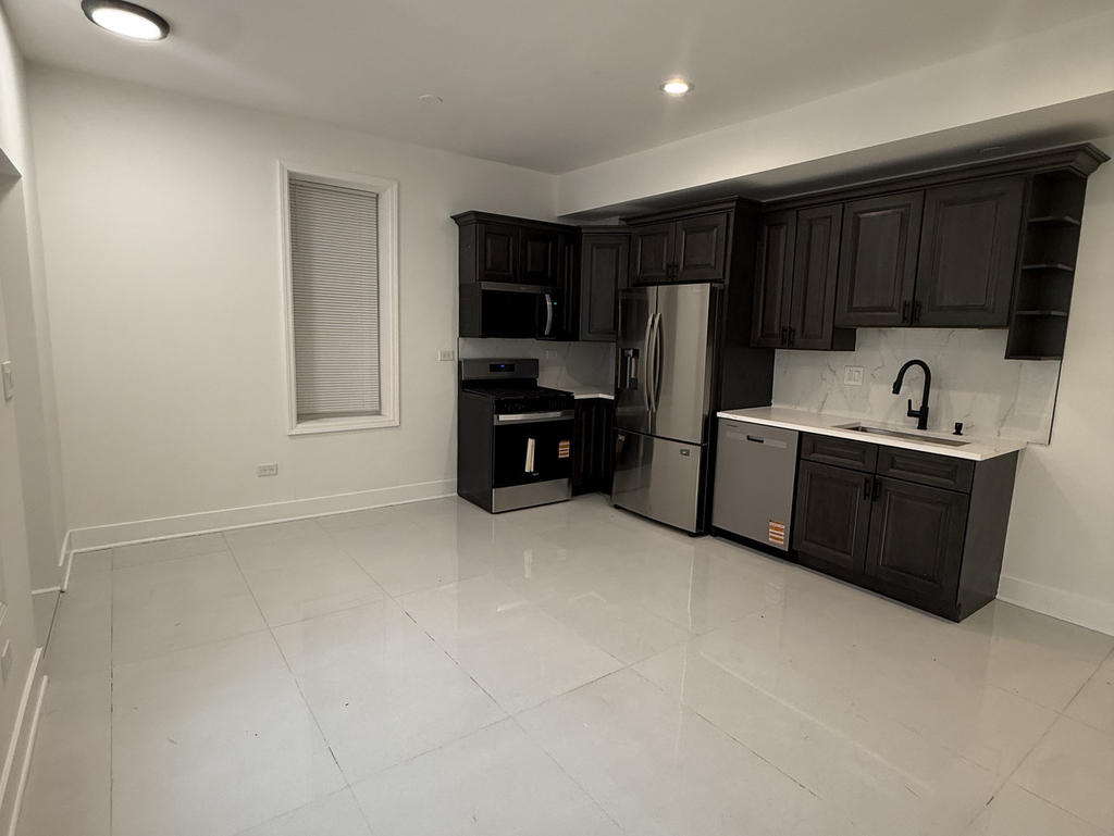 2702 S Union Avenue - Photo 1
