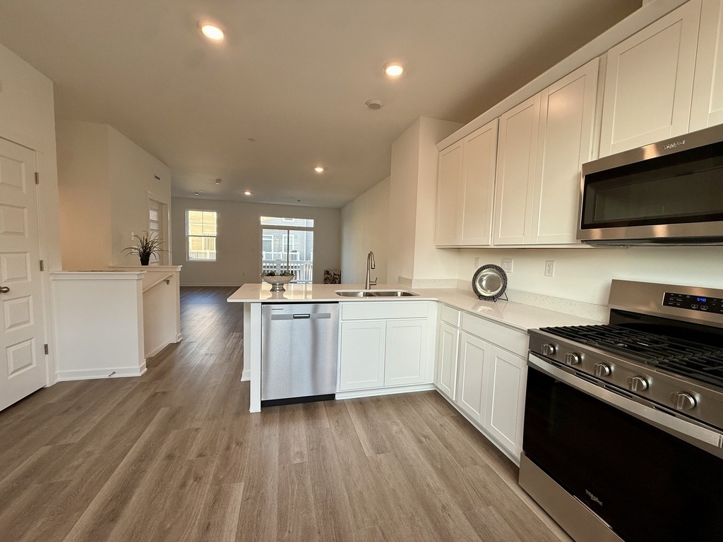 553 Yosemite Way - Photo 1