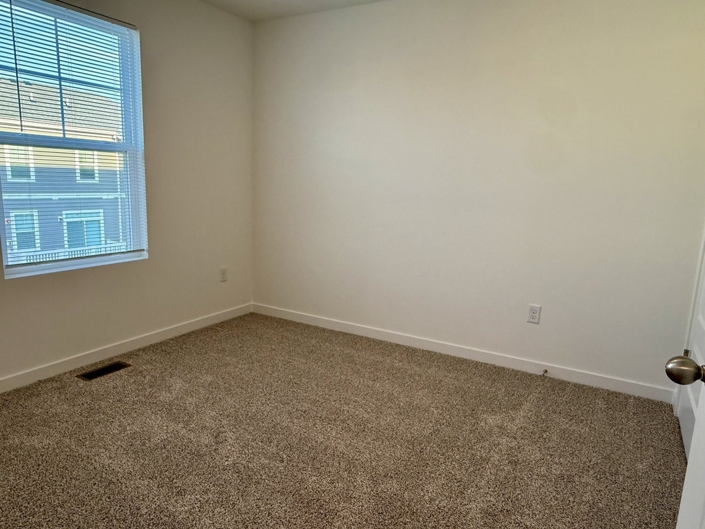553 Yosemite Way - Photo 5