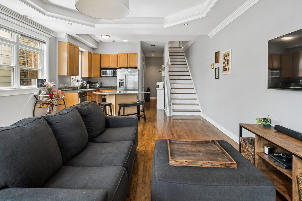 3755 N Wilton Avenue - Photo 3