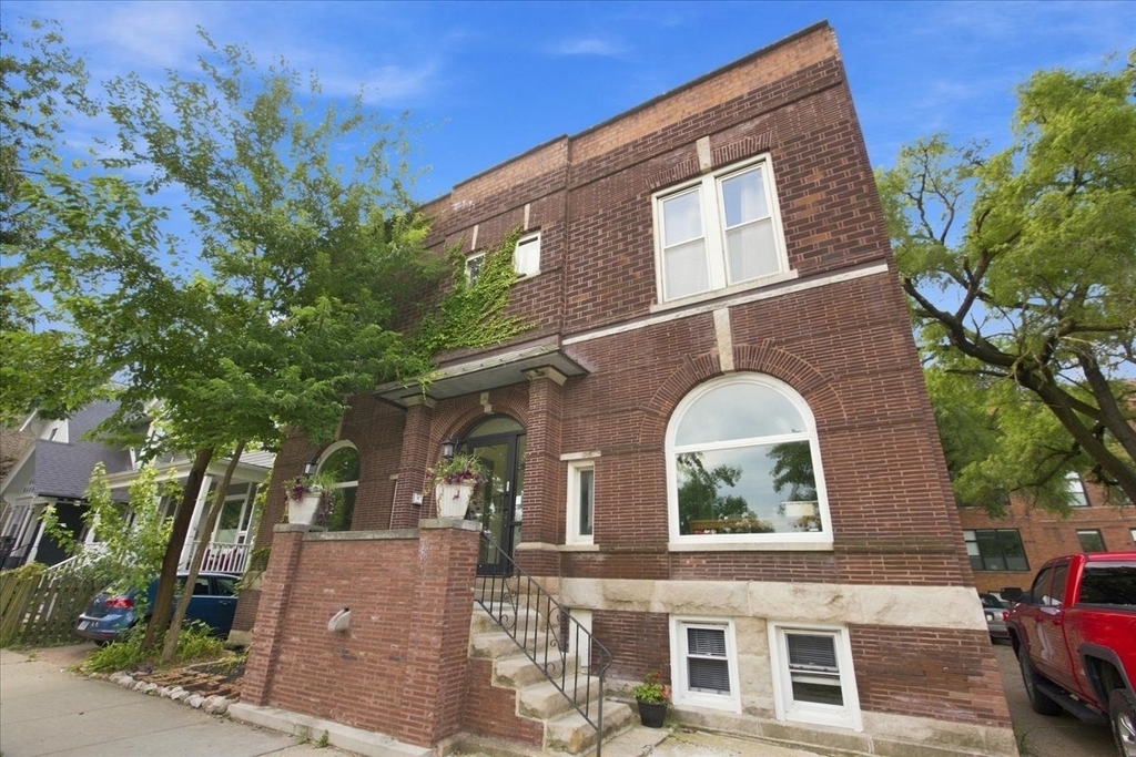 1535 W Leland Avenue - Photo 0
