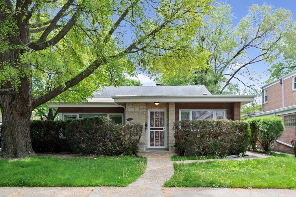 3001 W Chase Avenue - Photo 1