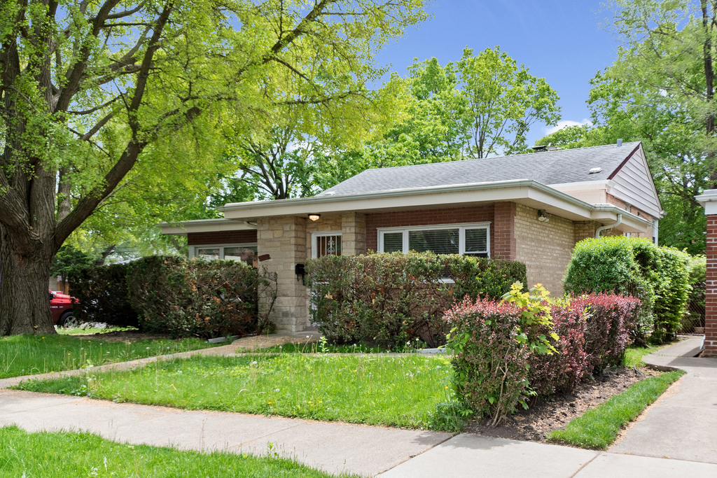 3001 W Chase Avenue - Photo 0