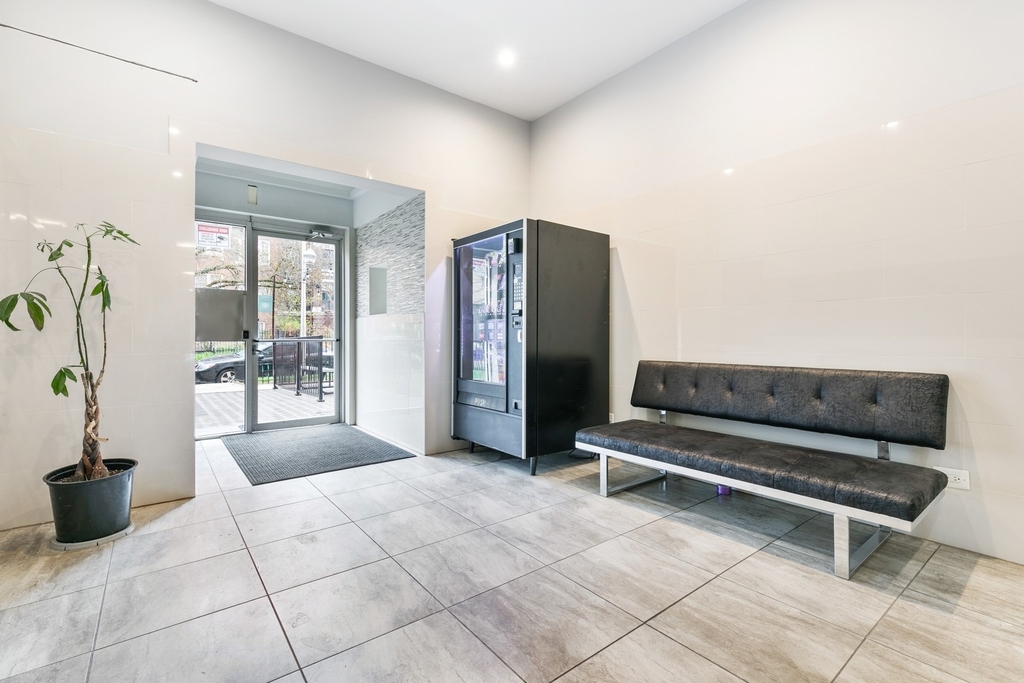 5860 N Kenmore Avenue - Photo 10