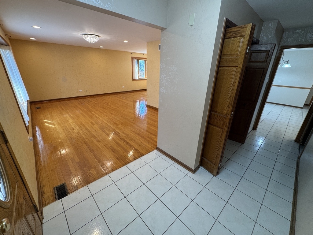 17w154 Terry Trail - Photo 3