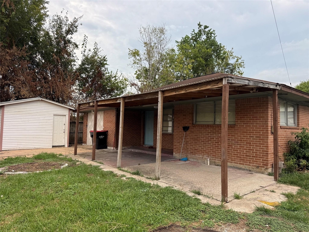 821 Cloverleaf Street - Photo 1