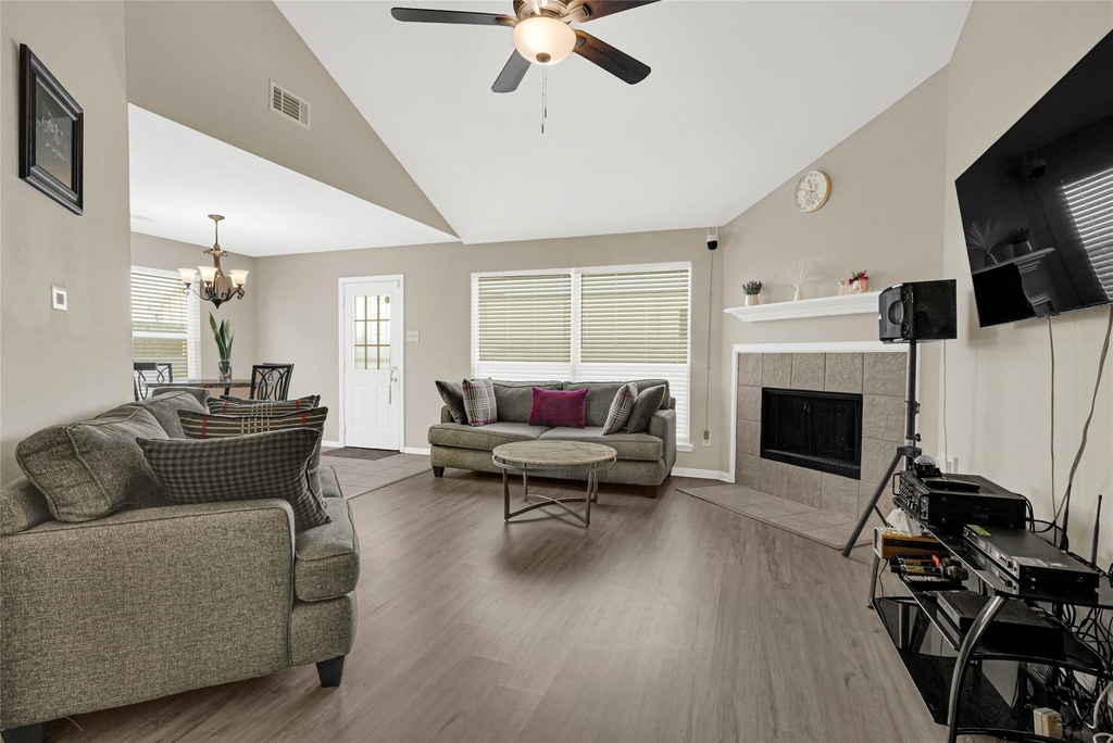 8123 Solara Bend - Photo 7