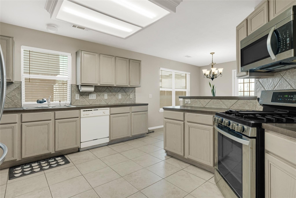 8123 Solara Bend - Photo 11