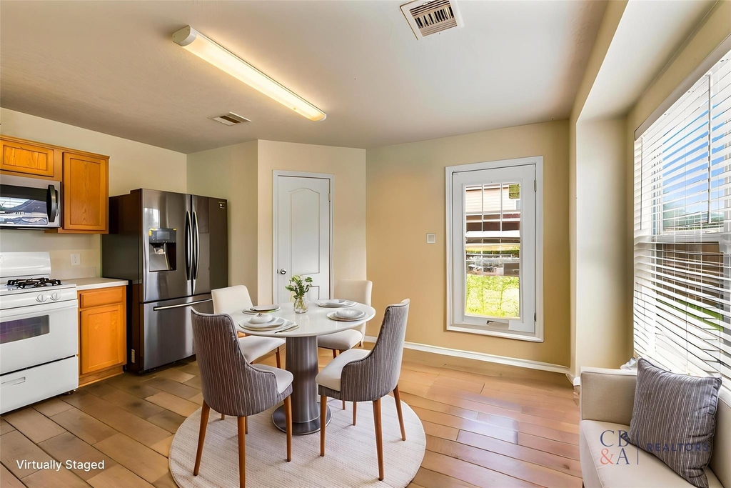 3023 Ribbon Creek Way - Photo 4