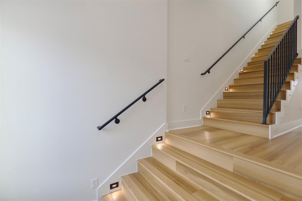 421 E 41st Street - Photo 17