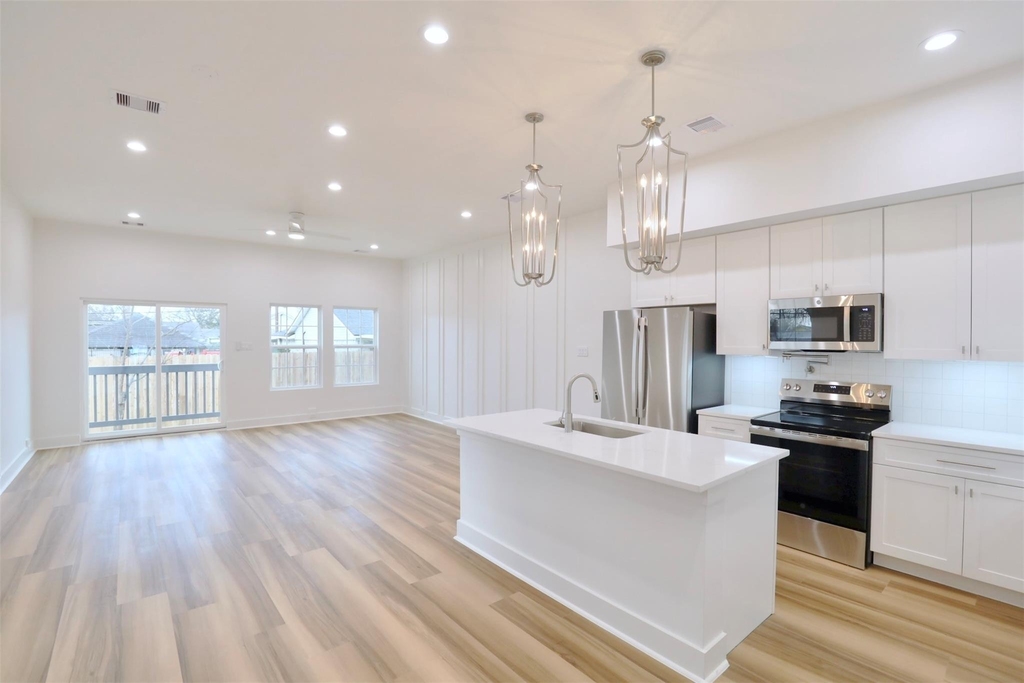 421 E 41st Street - Photo 14