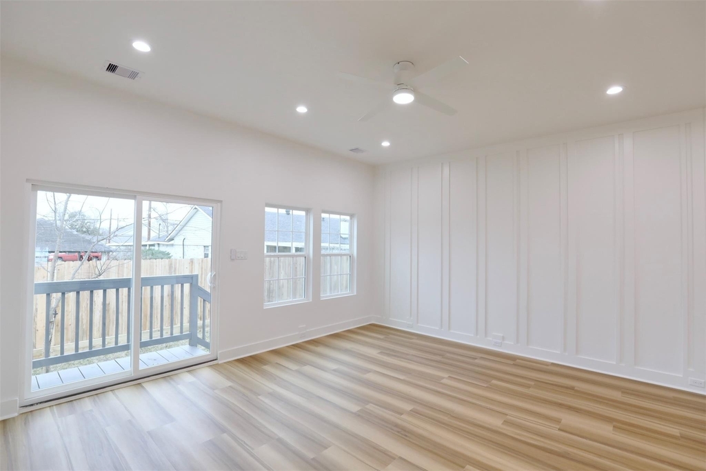 421 E 41st Street - Photo 15