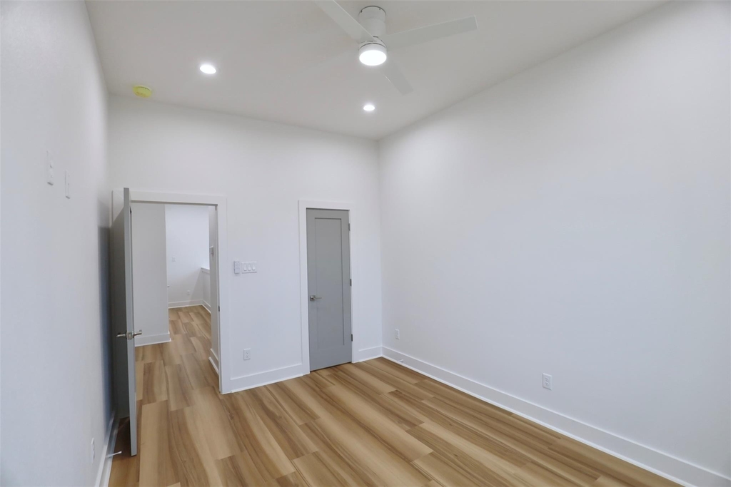 421 E 41st Street - Photo 29