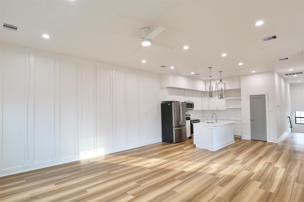 421 E 41st Street - Photo 13