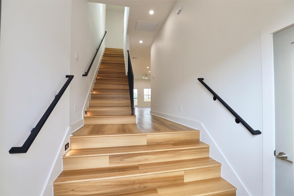 421 E 41st Street - Photo 16